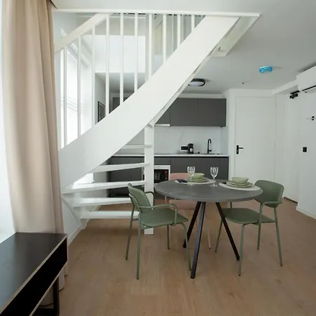 Short Apartment *
